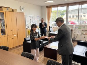 木城町での「みどりの文庫」贈呈式